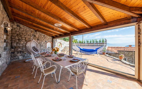 Villa Pietraluna: Pavimentazione, Mobilia, Pavimento, Sedia, Vaso Di Fiori, Pianta Della Casa, Ricorrere, Piastrella, Balcone, Color Legno