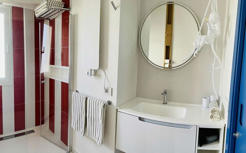 Nole 1: Idraulico Fixture, Bagno, Interior Design, Pavimentazione, Lavandino Del Bagno, Pavimento, Lavello, Idraulico, Rubinetto, Gabinetto