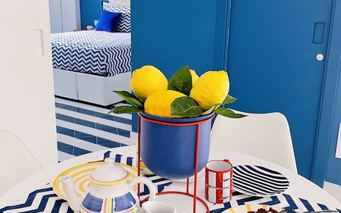 Nole 1: Blu, Mobilia, Interior Design, Tavolo, Tavola, Sala Da Pranzo, Sedia, Camera, Dishware, Porcellana