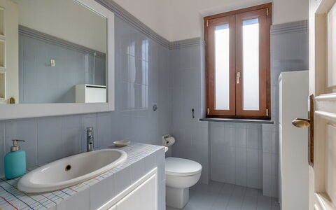 Villa Ava: Bagno, Lavandino Del Bagno, Idraulico Fixture, Lavello, Pavimentazione, Pavimento, Interior Design, Rubinetto, Idraulico, Gabinetto