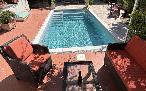 Villa Ava: Piscina, Pavimento, Pavimentazione, Mobili Da Esterno, Mobilia, Materiale Composito, Piastrella, Sedia, Shade, Vaso Di Fiori