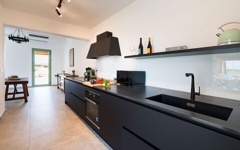 Villa Clemente: Cucina, Controsoffitto, Interior Design, Cabinetry, Elettrodomestico Da Cucina, Pavimentazione, Legna, Soffitto, Illuminazione, Rubinetto