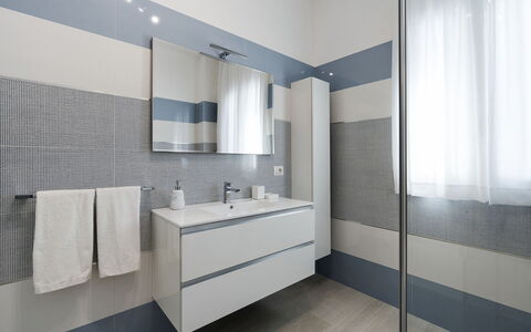 Villa Agorà: Idraulico Fixture, Pavimentazione, Interior Design, Pavimento, Bagno, Idraulico, Piastrella, Lavello, Mobiletto Del Bagno, Rubinetto