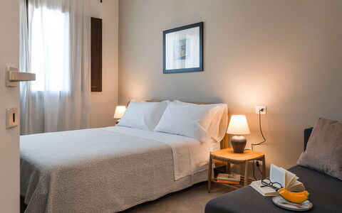 Villa Camporeale: Mobilia, Interior Design, Parete, Camera Da Letto, Letto, Pavimento, Pavimentazione, Legna, Camera, Lenzuolo