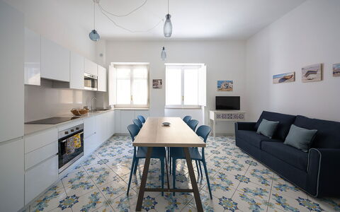 Maison Maiori: Pavimentazione, Interior Design, Pavimento, Mobilia, Legna, Soffitto, Camera, Illuminazione, Tavolo, Casa