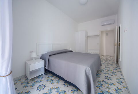 Maison Maiori: Pavimentazione, Pavimento, Interior Design, Camera, Soffitto, Appartamento, Camera Da Letto, Piastrella, Pavimento In Legno