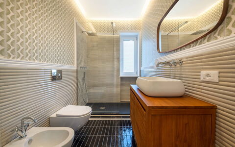Casa Mario: Parete, Pavimentazione, Interior Design, Idraulico Fixture, Lavandino Del Bagno, Bagno, Lavello, Pavimento, Soffitto, Rubinetto
