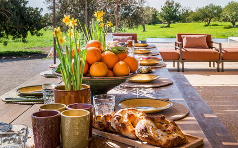 Villa del Sole: Tavola, Mobilia, Cibo, Tavolo, Serveware, Frutta, Vaso Di Fiori, Dishware, Bicchieri, Piatto
