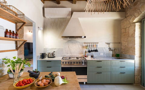 Villa del Sole: Cucina, Interior Design, Mobilia, Controsoffitto, Pavimentazione, Elettrodomestico Da Cucina, Legna, Cabinetry, Soffitto, Apparecchio Major