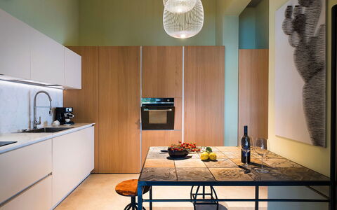 Villa Monica: Mobilia, Interior Design, Cucina, Pavimentazione, Controsoffitto, Pavimento, Legna, Elettrodomestico Da Cucina, Lampada, Casa