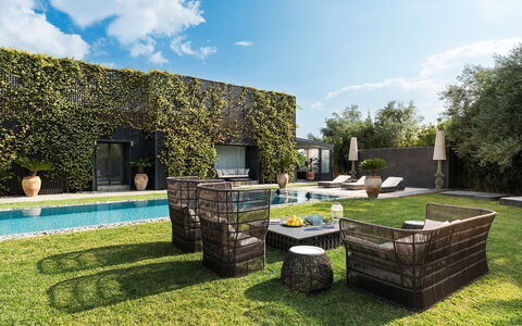Villa Monica: Arbusto, Giardino, Shade, Landscaping, Mobili Da Esterno, Backyard, Prato, Cortile, Estate
