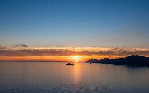 Villa Madonna di Costantinopoli: Acqua, Orizzonte, Risorse Idriche, Afterglow, Corpo D'Acqua, Tramonto, Crepuscolo, Arancia, Alba