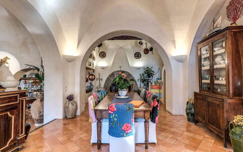Villa Madonna di Costantinopoli: Interior Design, Pavimentazione, Sala Da Pranzo, Vaso Di Fiori, Pianta Della Casa, Sedia, Cucina & Sala Da Pranzo Tavolo, Volta, Piastrella, Disegno Floreale