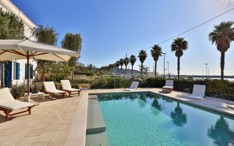 Casa Leuca: Blu, Piscina, Ricorrere, Lettino, Mobili Da Esterno, Eco Hotel, Shade, Ombrello, Hotel, Villa