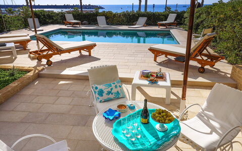 Casa Leuca: Mobilia, Sedia, Mobili Da Esterno, Tavolo, Ricorrere, Ombrello, Tavolo Esterno, Shade, Piscina, Tavolino Da Caffè