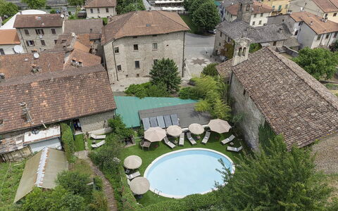 Villa Senio: Casa, Mobili Da Esterno, Insediamento Umano, Ombrello, Cortile, Estate, Hacienda, Cortile, Piscina, Landscaping