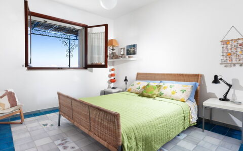 Sea Scent: Mobilia, Letto, Interior Design, Camera Da Letto, Parete, Bedding, Pavimento, Pavimentazione, Lenzuolo, Legna