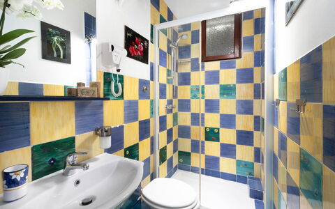 Sea Scent: Blu, Pavimentazione, Giallo, Pavimento, Interior Design, Piastrella, Bagno, Idraulico Fixture, Gabinetto, Toilet Seat