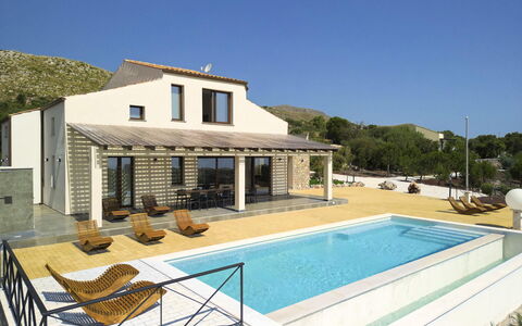 Villa Priscilla: Piscina, Ricorrere, Zona Residenziale, Casa, Estate, Tetto, Materiale Composito, Mobili Da Esterno, Porta, Agriturismo