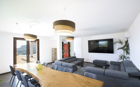 Villa Priscilla: Mobilia, Interior Design, Legna, Pavimentazione, Soffitto, Tavolo, Pavimento, Illuminazione, Camera, Soggiorno