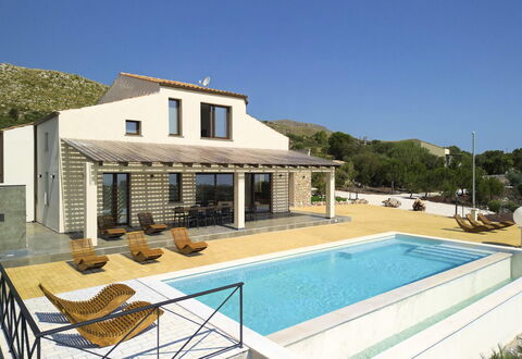 Villa Priscilla: Piscina, Ricorrere, Zona Residenziale, Casa, Estate, Tetto, Materiale Composito, Mobili Da Esterno, Porta, Agriturismo