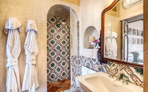 Villa San Giacomo: Pavimentazione, Interior Design, Pavimento, Piastrella, Idraulico Fixture, Bagno, Idraulico, Soffitto, Color Legno
