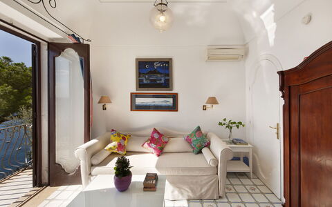 Little Mansour: Mobilia, Interior Design, Pavimentazione, Pavimento, Tavolo, Sedia, Vaso Di Fiori, Soggiorno, Camera, Soffitto