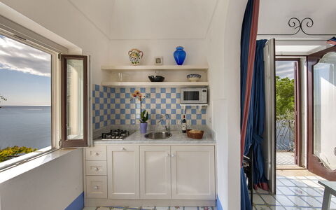 Little Mansour: Mobilia, Sedia, Piastrella, Pianta Della Casa, Color Legno, Cucina & Sala Da Pranzo Tavolo, Cucina, Cabinetry, Controsoffitto, Porta A Casa