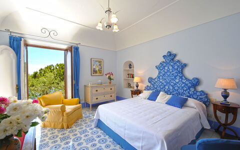 Little Mansour: Blu, Mobilia, Interior Design, Camera Da Letto, Pavimentazione, Pavimento, Illuminazione, Biancheria, Tavolo, Letto