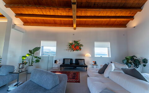 Iris House: Mobilia, Pavimento, Soffitto, Interior Design, Casa, Divano, Soggiorno, Sedia, Appartamento