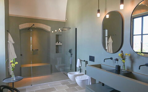 Masseria Loyola: Parete, Interior Design, Pavimentazione, Idraulico Fixture, Bagno, Illuminazione, Lavandino Del Bagno, Pavimento, Lampada, Rubinetto