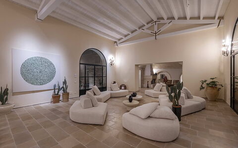 Masseria Loyola: Pavimentazione, Interior Design, Mobilia, Pavimento, Soffitto, Divano, Illuminazione, Architettura, Soggiorno, Casa