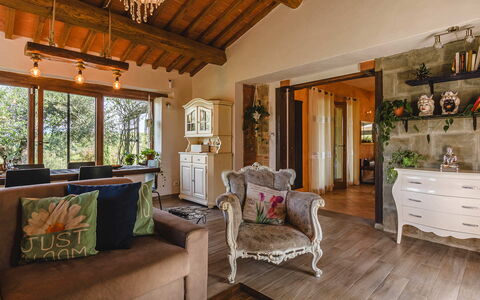 Villa dei Fiori: Mobilia, Interior Design, Parete, Pavimentazione, Legna, Soffitto, Pavimento, Camera, Divano, Soggiorno