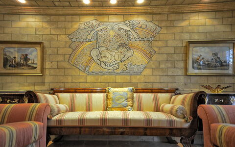 Apartment Bright: Parete, Mobilia, Interior Design, Pavimentazione, Legna, Pavimento, Divano, Soggiorno, Soffitto