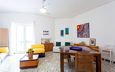 Apartment Snicher: Mobilia, Pavimentazione, Interior Design, Pavimento, Parete, Camera, Soffitto, Soggiorno, Tavolo, Illuminazione