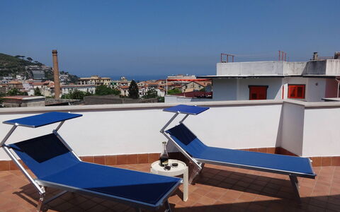 Apartment Snicher: Appartamento, Balcone, Mobili Da Esterno, Shade, Ricorrere, Condominio, Sedia, Hotel, Eco Hotel, Pianta Della Casa