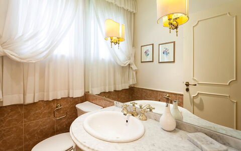Casa Azul: Interior Design, Idraulico Fixture, Lavandino Del Bagno, Bagno, Mobilia, Illuminazione, Pavimento, Pavimentazione, Lavello, Rubinetto