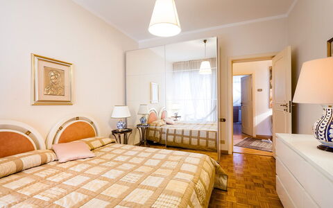 Casa Azul: Letto, Mobilia, Interior Design, Camera Da Letto, Pavimento, Pavimentazione, Parete, Lenzuolo, Bedding, Legna