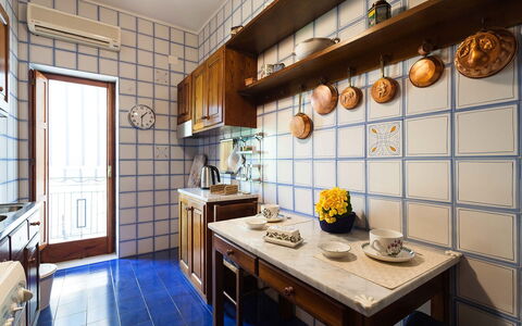 Casa Gina: Interior Design, Pavimentazione, Cucina, Controsoffitto, Pavimento, Cabinetry, Camera, Piastrella, Credenza, Elettrodomestico Da Cucina