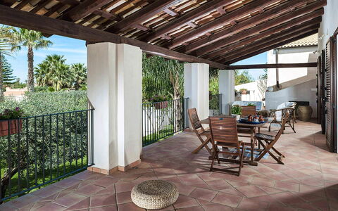 Casa Kita: Pavimento, Pavimentazione, Mobilia, Sedia, Vaso Di Fiori, Pianta Della Casa, Portico, Shade, Eco Hotel, Balcone