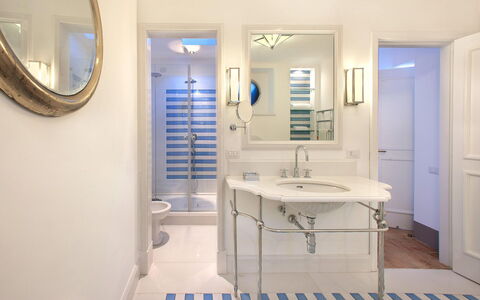 Casa la Riva: Blu, Interior Design, Pavimentazione, Idraulico Fixture, Pavimento, Bagno, Soffitto, Idraulico, Illuminazione, Casa