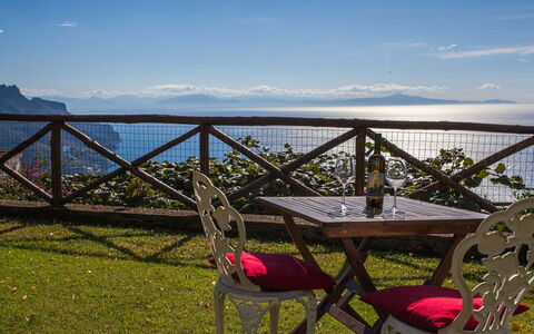 Casa Ravello with Garden: Mobilia, Sedia, Mobili Da Esterno, Tavolo Esterno, Balcone, Ricorrere, Eco Hotel