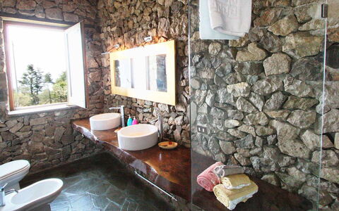 The Sea Farmhouse: Parete, Idraulico Fixture, Muro ​​Di Pietra, Lavandino Del Bagno, Pavimentazione, Bagno, Interior Design, Lavello, Rubinetto, Idraulico