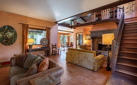 Villa Brin: Mobilia, Pavimentazione, Interior Design, Pavimento, Legna, Soffitto, Divano, Sedia, Soggiorno, Casa