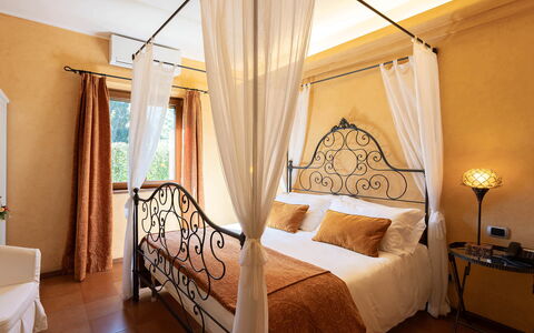 Villa Brin: Mobilia, Interior Design, Letto, Camera Da Letto, Soffitto, Pavimento, Pavimentazione, Biancheria, Camera, Illuminazione