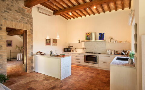 Villa Collombroso: Mobilia, Interior Design, Pavimentazione, Parete, Legna, Pavimento, Soffitto, Controsoffitto, Cucina, Illuminazione