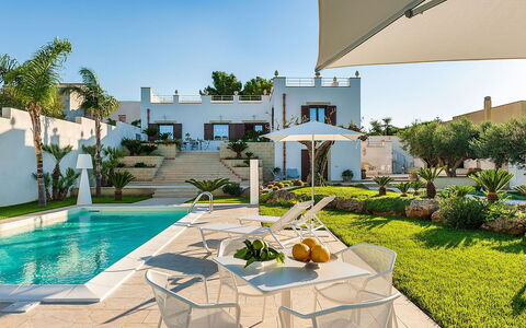 Villa la Pigna: Ricorrere, Piscina, Vaso Di Fiori, Estate, Giardino, Landscaping, Cortile, Shade, Eco Hotel, Villa