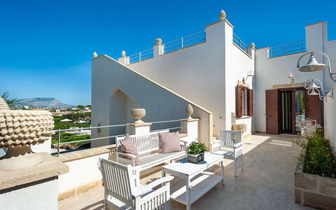 Villa la Pigna: Casa, Sedia, Balcone, Estate, Vaso Di Fiori, Pianta Della Casa, Villa, Ricorrere, Hotel, Dimora