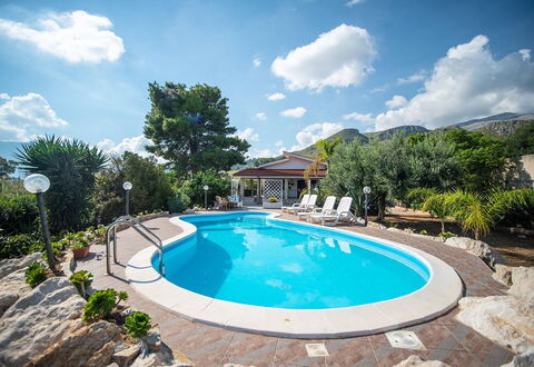 Villa la Randa: Piscina, Blu, Acqua, Mobili Da Esterno, Ricorrere, Tempo Libero, Ombrello, Eco Hotel, Materiale Composito, Shade
