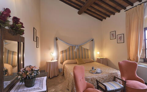 Villa Michelangelo: Mobilia, Letto, Parete, Camera Da Letto, Interior Design, Tessile, Biancheria, Bedding, Lenzuolo, Camera